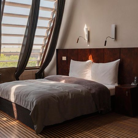 ホテル モノポール ブロツワフ ヴロツワフ エクステリア 写真 A bedroom at the hotel