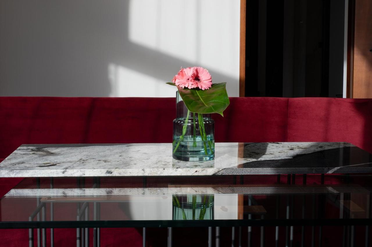 ホテル モノポール ブロツワフ ヴロツワフ エクステリア 写真 A table with a flower vase