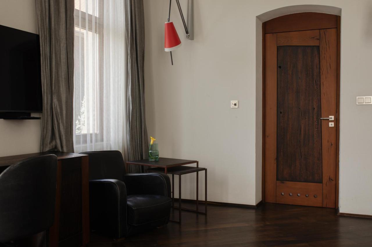 ホテル モノポール ブロツワフ ヴロツワフ エクステリア 写真 A door with a frosted glass panel