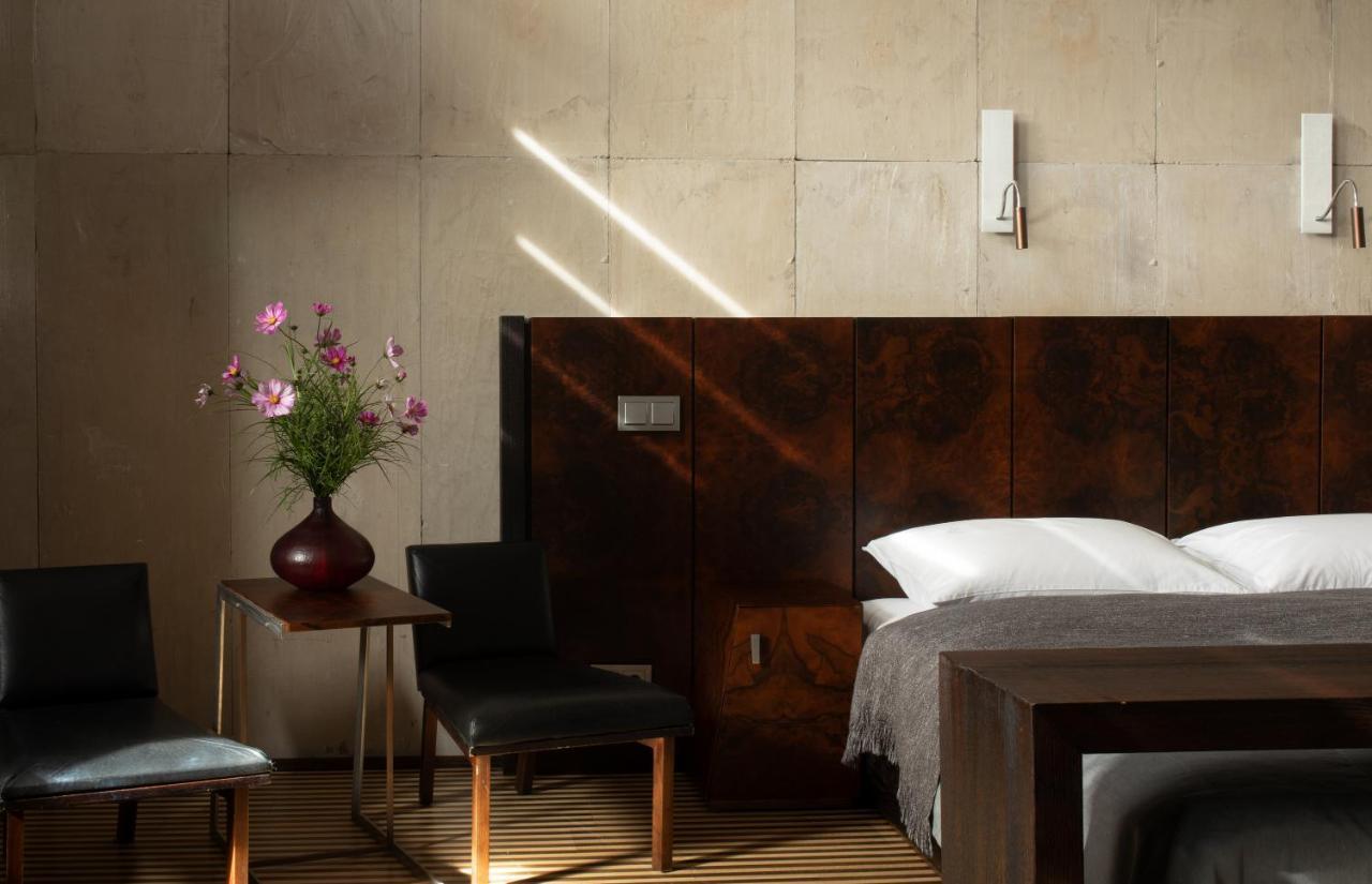 ホテル モノポール ブロツワフ ヴロツワフ エクステリア 写真 A bedroom at the Hotel de la Ville