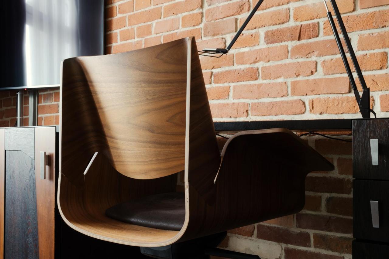 ホテル モノポール ブロツワフ ヴロツワフ エクステリア 写真 A chair made of bent plywood