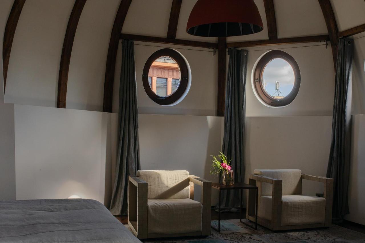 ホテル モノポール ブロツワフ ヴロツワフ エクステリア 写真 A room at the hotel
