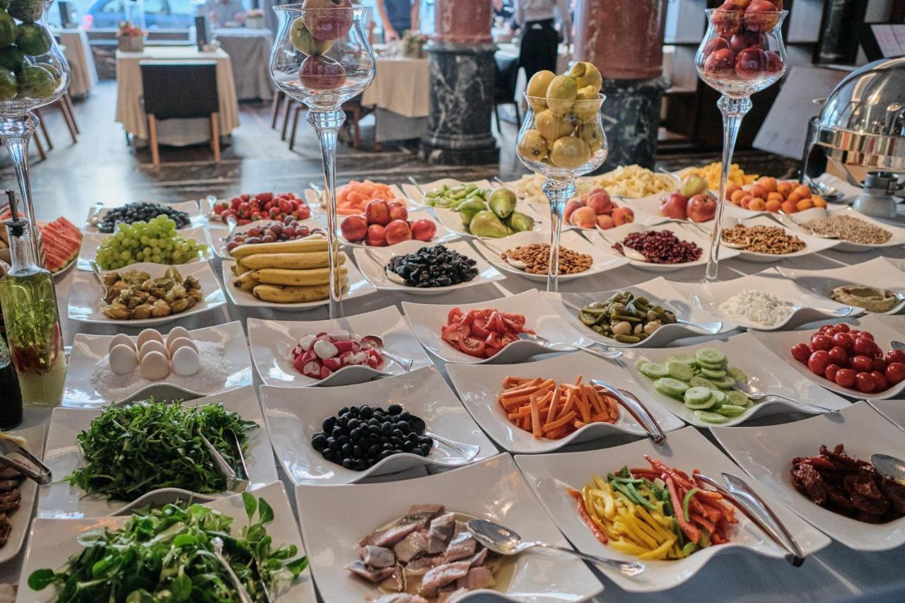 ホテル モノポール ブロツワフ ヴロツワフ エクステリア 写真 A buffet of tapas